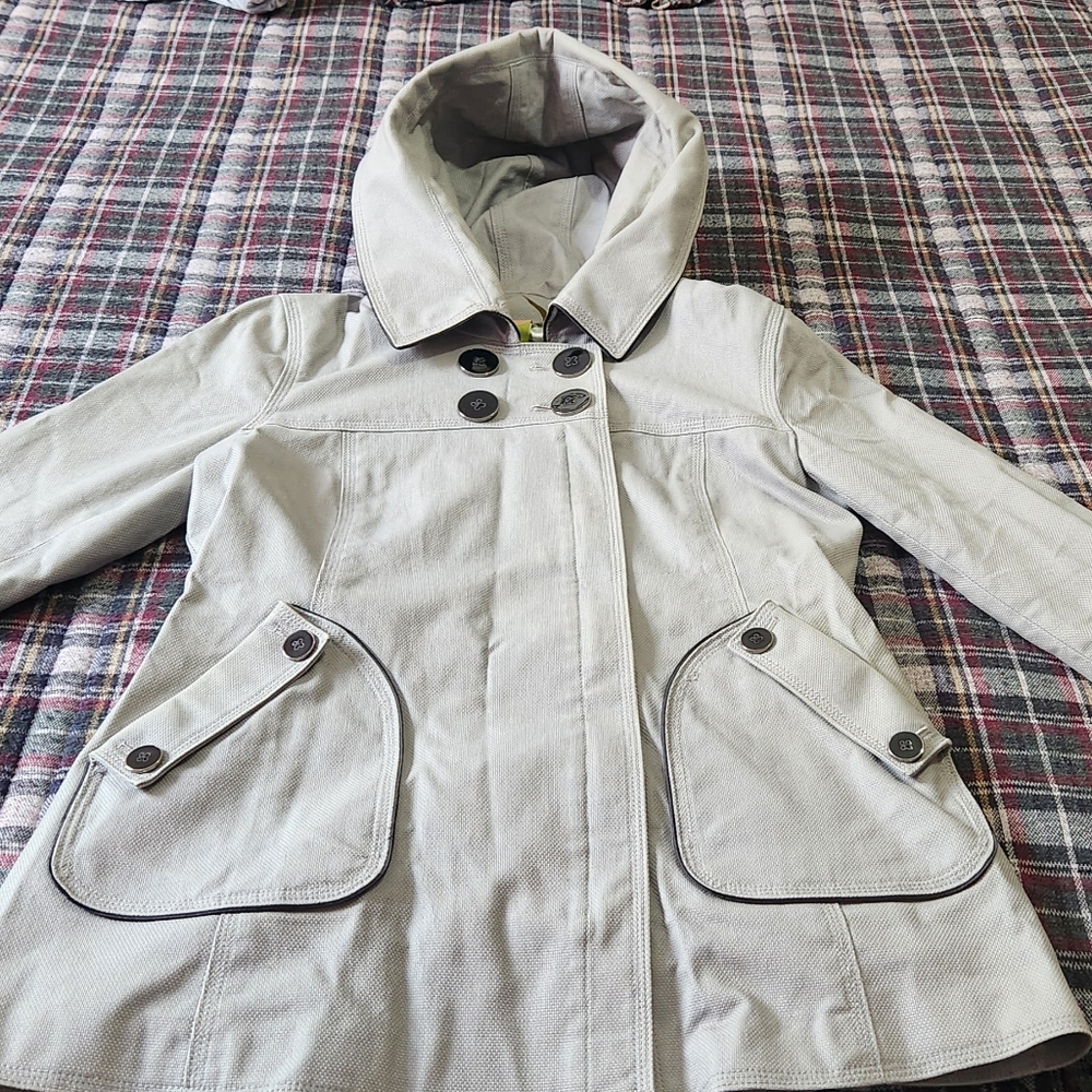 Stylish trench coat, never wore, no tags